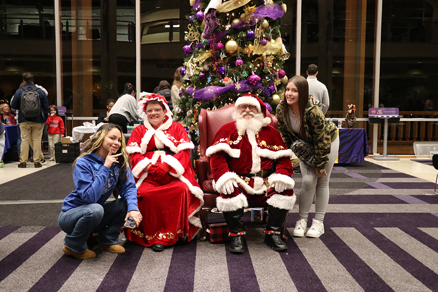 students with Santa and Mrs. Claus