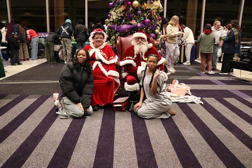 students with Santa and Mrs. Claus